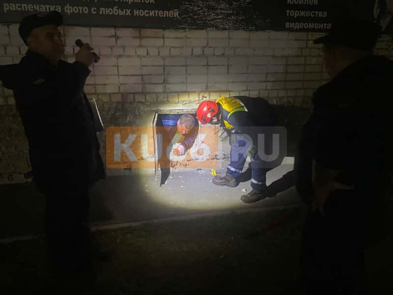 Заперли и ушли: спасатели в Каменске-Уральском вытащили мужчину из подвала