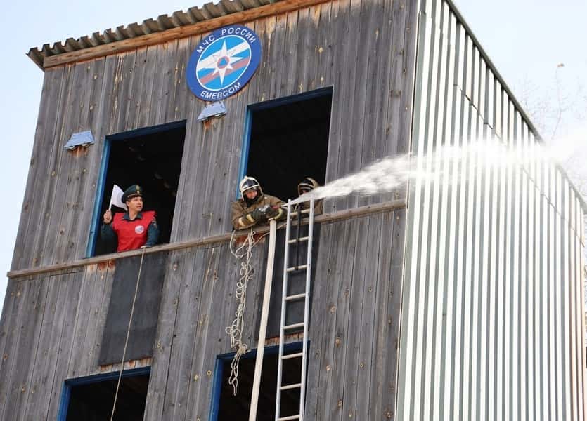 Лучшие пожарные Урала собрались в Каменске-Уральском для участия в соревнованиях