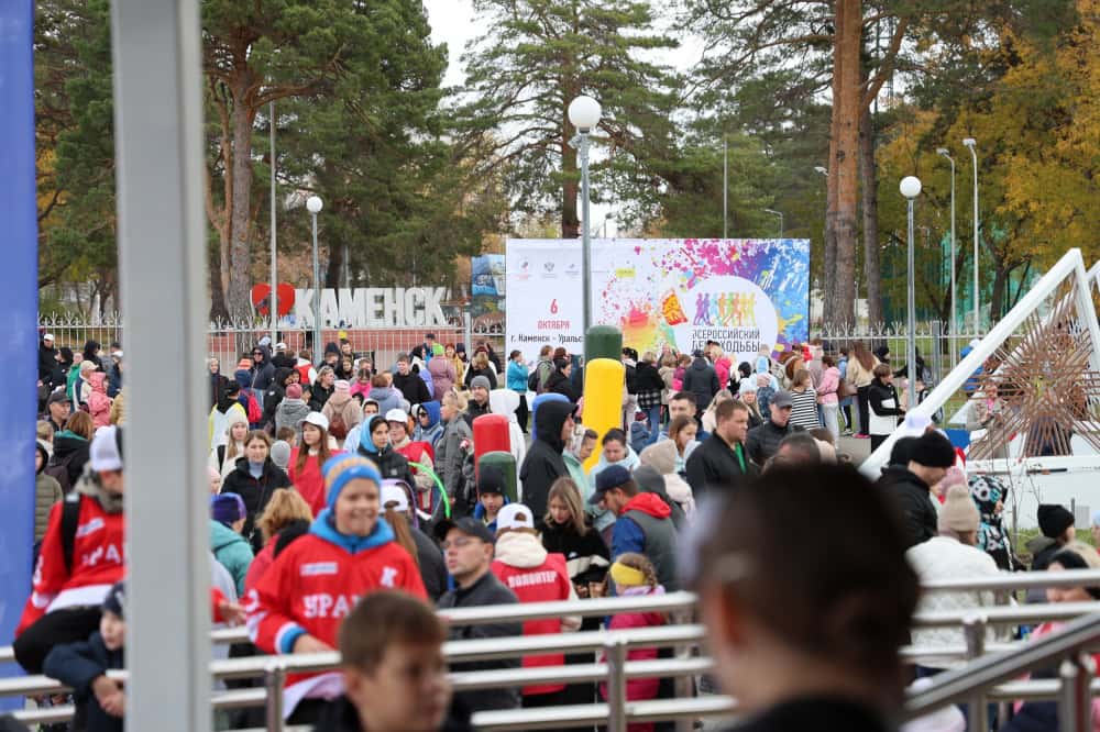 Сотни каменцев вышли на День ходьбы