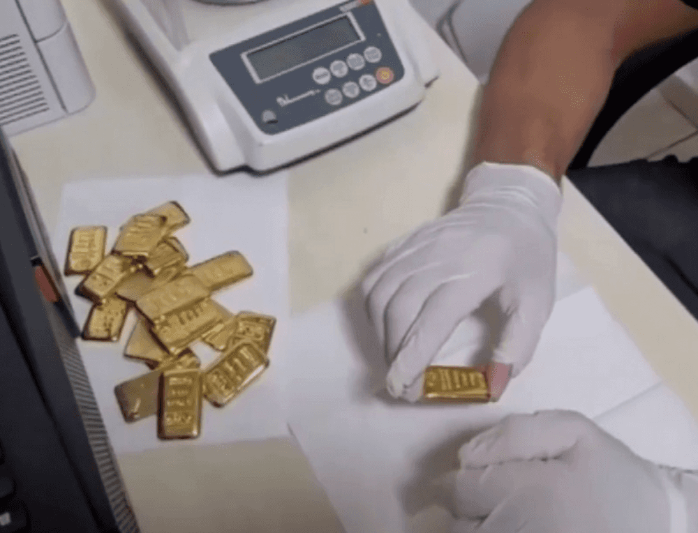 Гражданки Узбекистана попытались провезти больше 9 кг золота в своих гениталиях