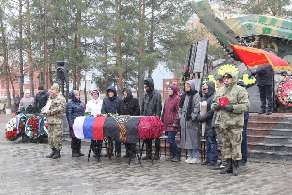 "Выполнил свой долг": в Каменске-Уральском простились с бойцом, погибшим на СВО