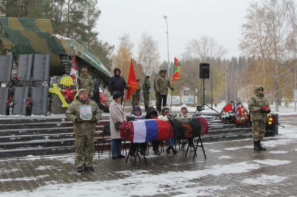 "Останется в сердцах": в Каменске-Уральском простились с погибшим на СВО гранатометчиком