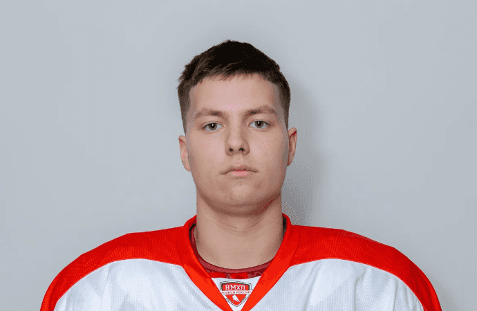 Хоккеист из Каменска-Уральского попал в состав профессионального клуба НМХЛ
