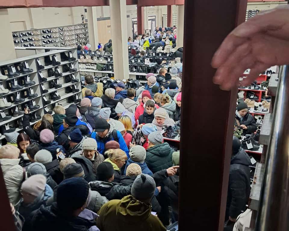 Жители Каменска-Уральского устроили давку на открытии ТЦ «Юбилейный»