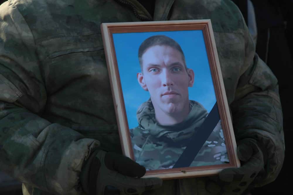 Жители Каменска-Уральского простились с земляком, погибшим на СВО