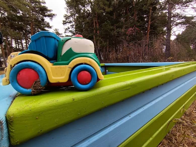 В Каменске-Уральском при поддержке жителей построили детскую площадку