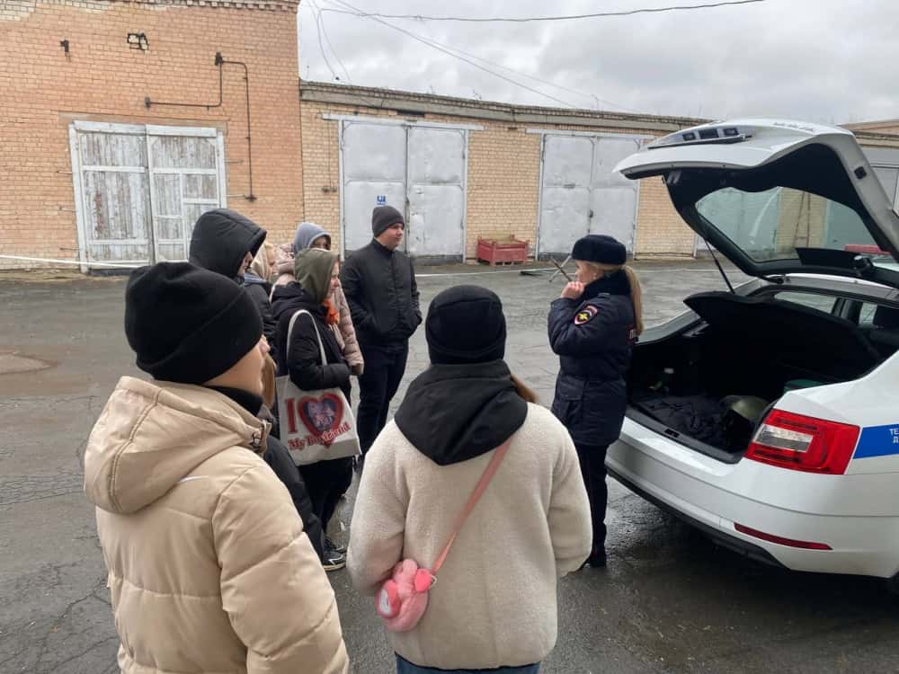 Каменские школьники пришли в ГАИ на экскурсию
