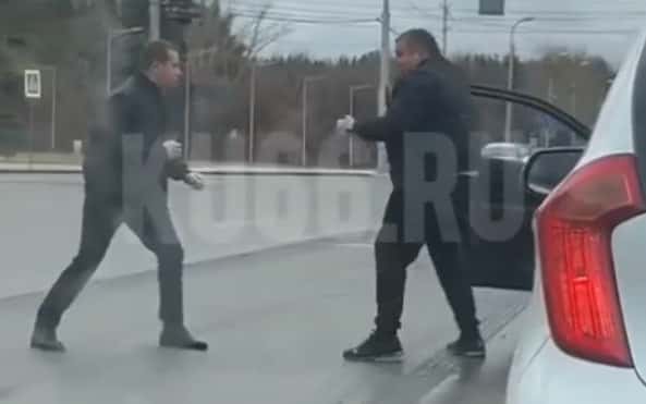 Каменские водители подрались прямо на дороге. Видео