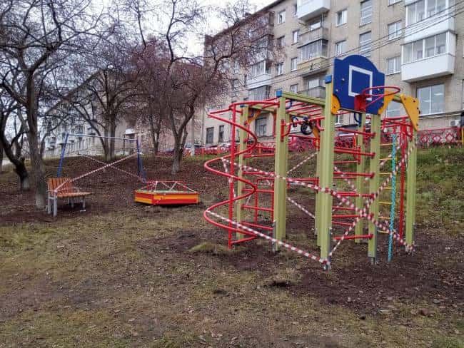 В двух дворах Каменска-Уральского обновили детские площадки