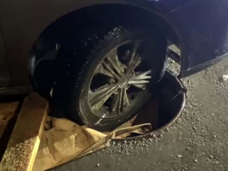 Прикрыт картонкой: семья с 3-летним ребенком в Каменске-Уральском попала в колодец на автомобиле