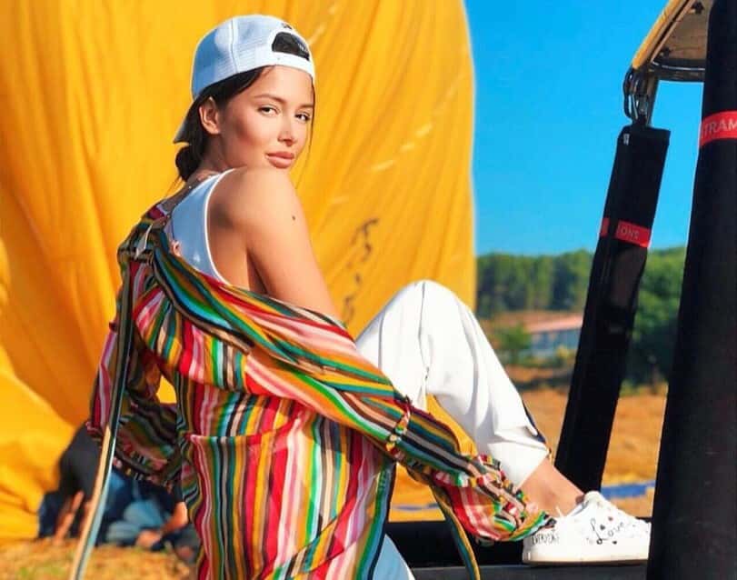 Мисс «украденная ювелирка»: заслуженную красотку поймали на контрабанде украшений