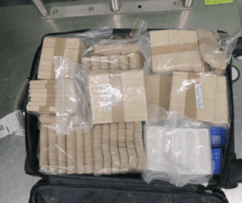 В аэропорту Кольцово задержали китайца с 12-ю кг палочек для эскимо 