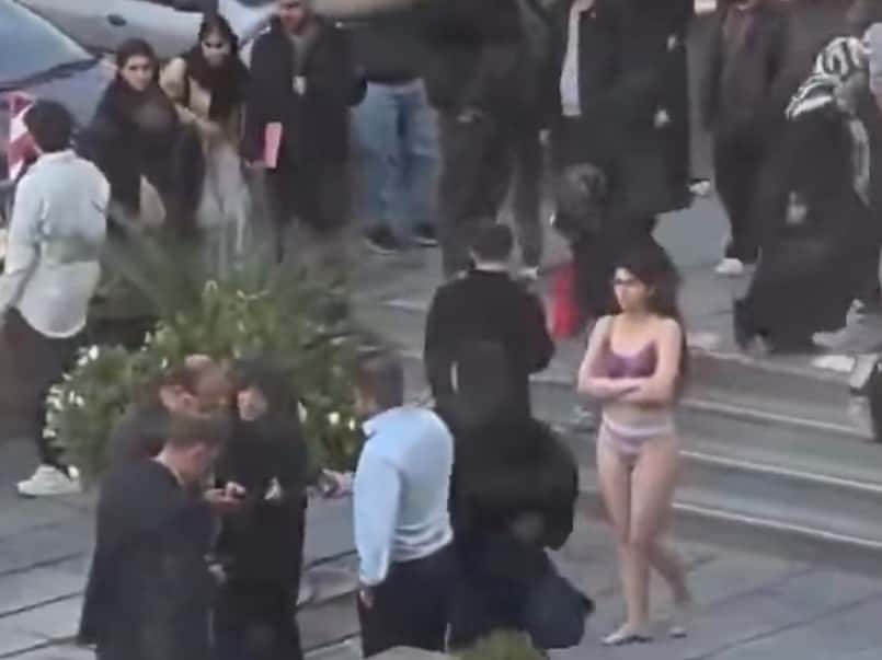 Раздевшуюся в Иране студентку, протестовавшую против хиджаба, поместили в психбольницу