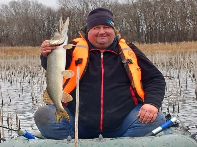 Большой улов: свердловчане на Урале поймали много щук в пересохшем озере