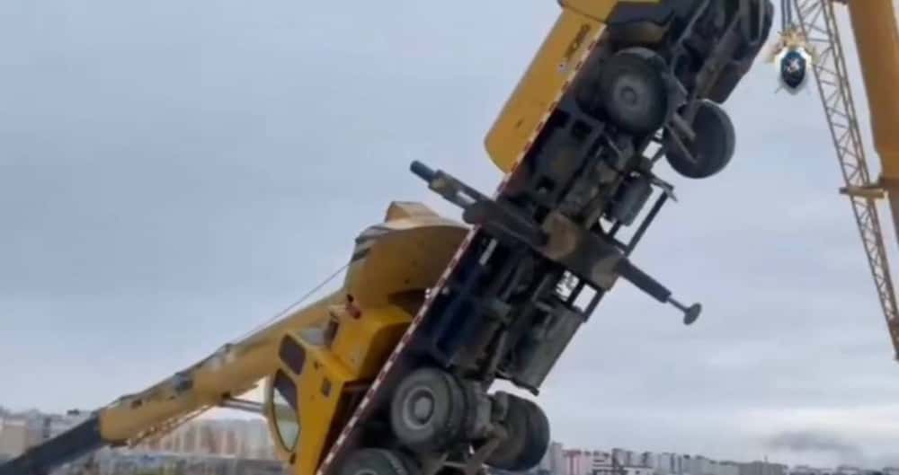 На стройке в Тюмени рухнул автокран. Есть пострадавший. Видео