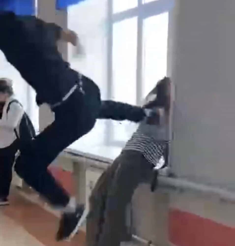 Свердловский школьник ударил одноклассницу с ноги в грудь ради лайков. Видео 