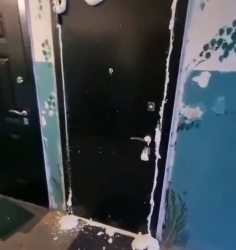 Жительнице Каменска-Уральского запенили входную дверь за то, что она жаловалась на шум. Видео