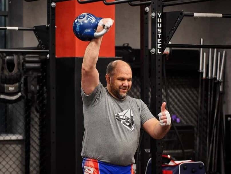 «Благодарю Бога, что жив»: уральский батюшка 16 часов поднимал гирю ради мирового рекорда