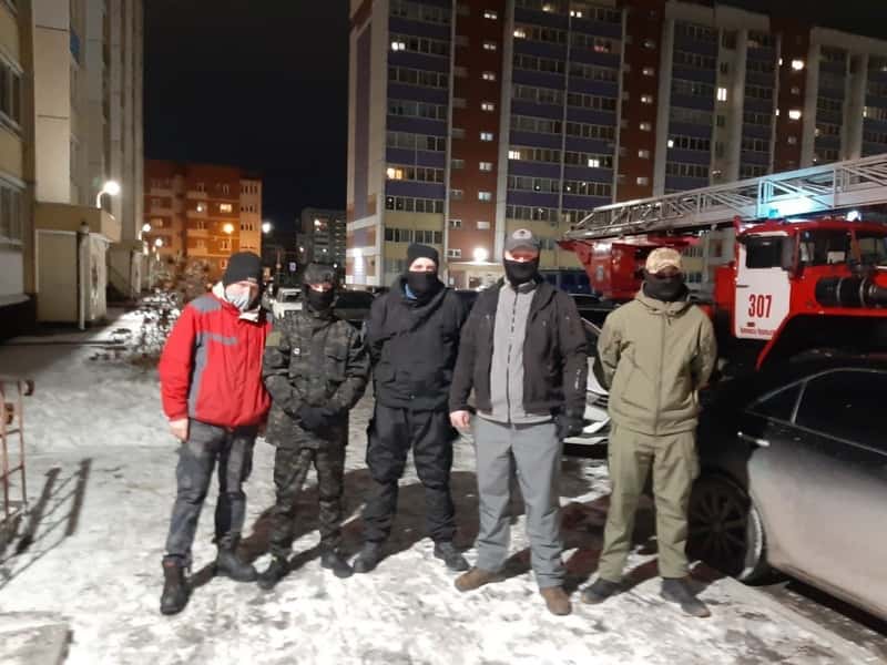 Дебошир в Каменске-Уральском ломал двери и угрожал людям — его передали полиции