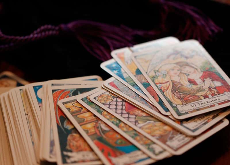 Россияне массово скупают карты Таро после новостей о запрете платных гаданий