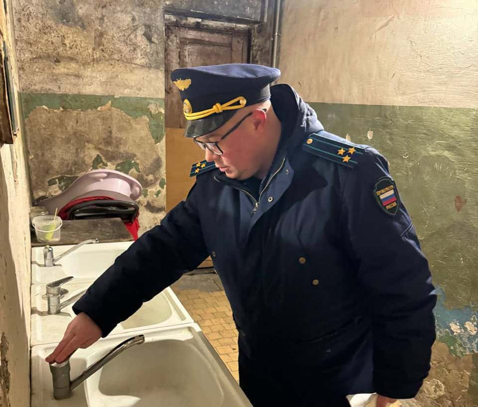 Прокуратура проверит аварийное общежитие в Каменске-Уральском 