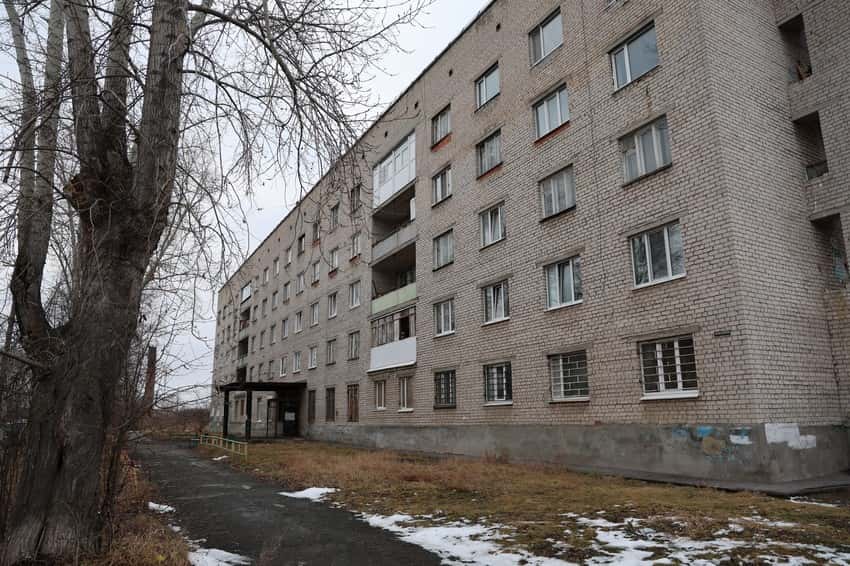 Жители аварийного общежития в Каменске-Уральском задолжали за квартплату больше 700 тысяч рублей 