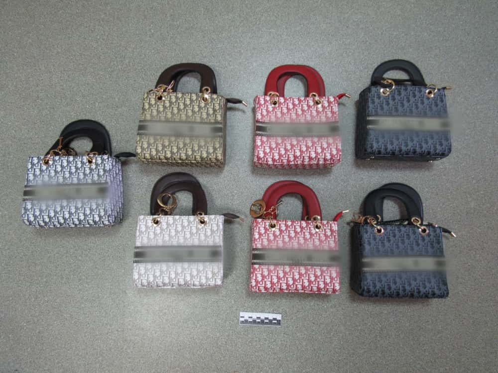 В Екатеринбурге пенсионерка попыталась провести 14 кг "брендовых" сумок через таможню