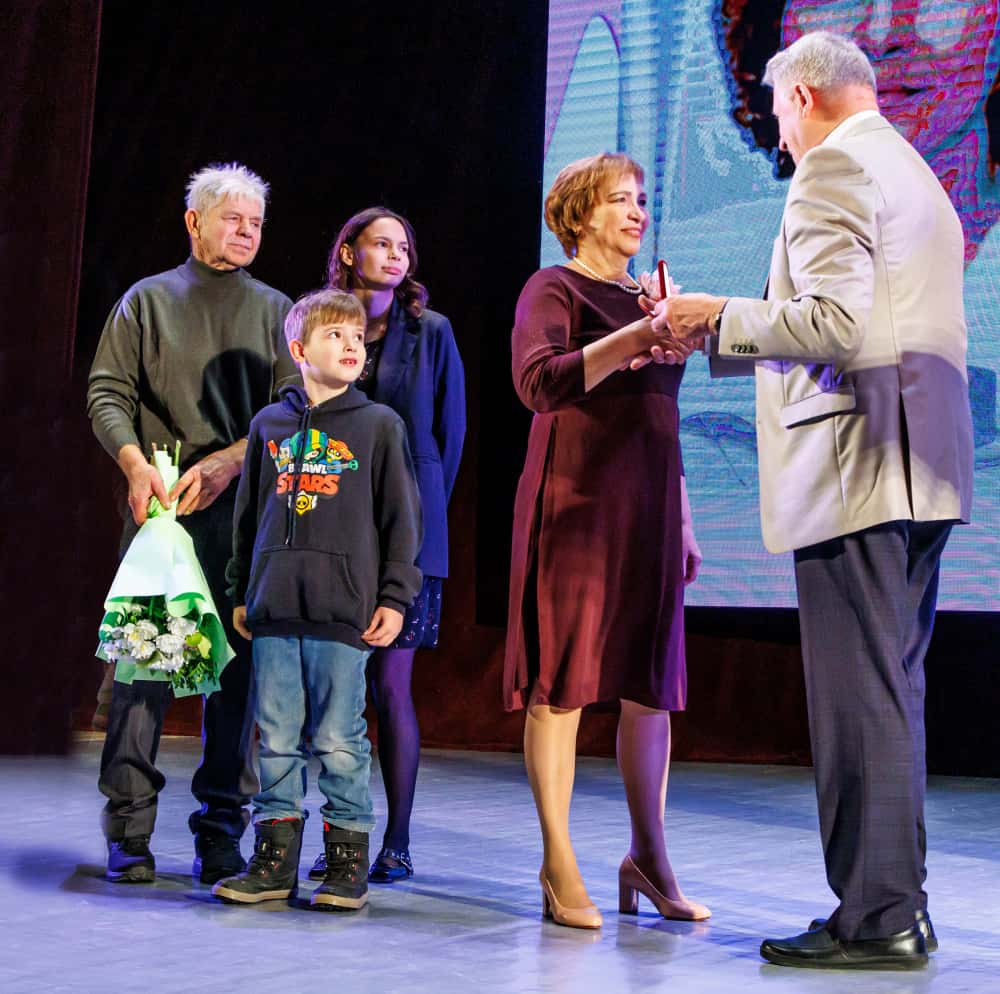 Специалист СинТЗ награждена «За материнские заслуги»