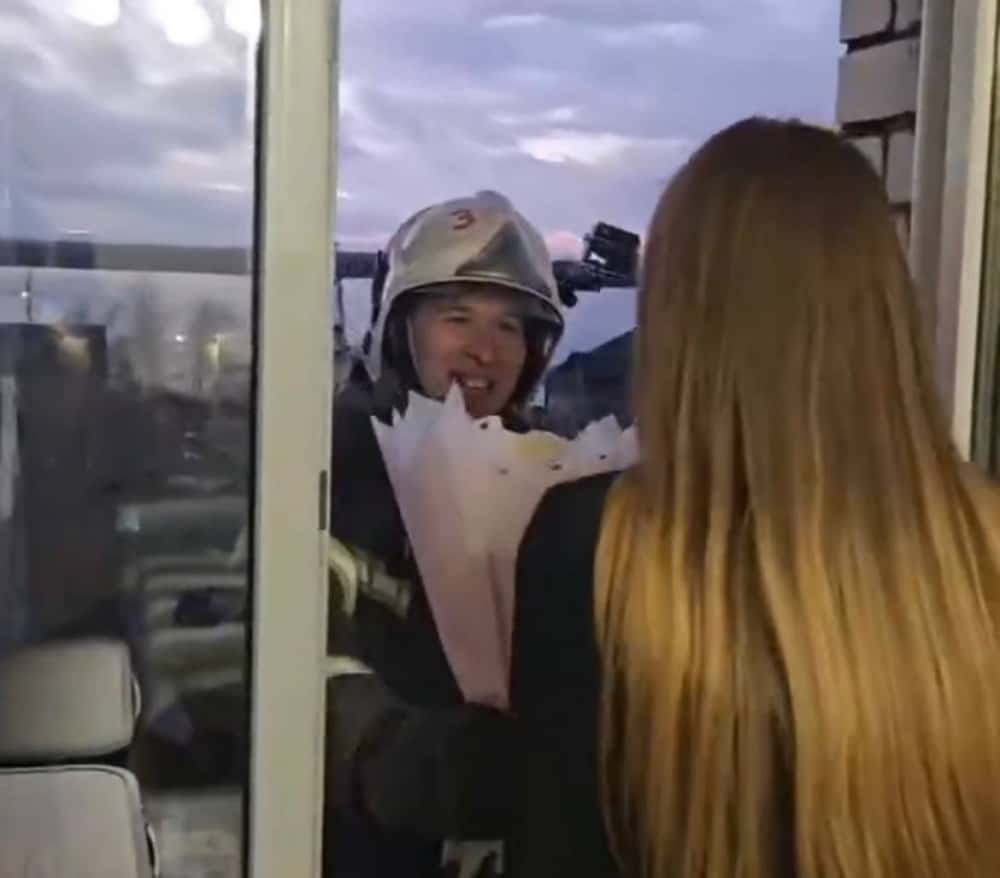 Спасатель сделал предложение возлюбленной на пожарной лестнице. Видео