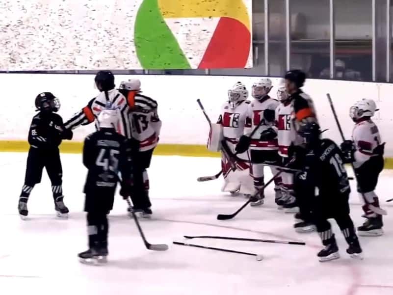 Драка на льду: 11-летние хоккеисты подрались семь раз за игру