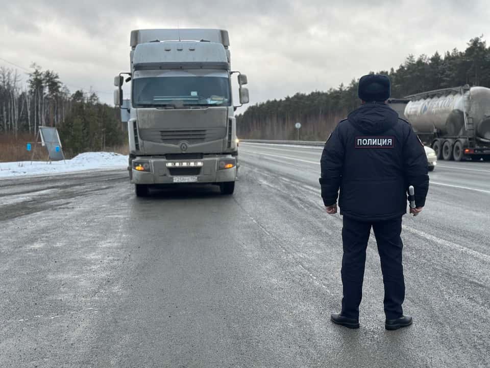 Ездят без прав: свердловские инспекторы рассказали, сколько водителей грузовиков нарушают ПДД