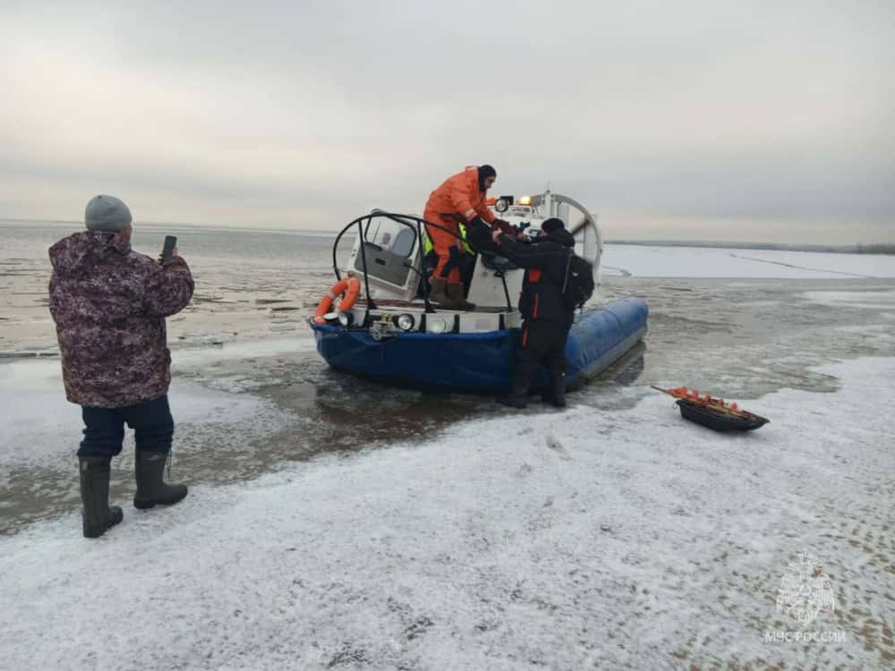 Льдина с 6 рыбаками откололась в Татарстане. На них повесили штраф. Видео