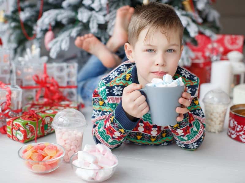 Праздник без конфет: нужно ли дарить детям сладости на Новый год?
