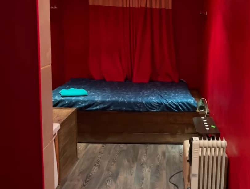 Проститутка сбежала в одних трусах: в центре Екатеринбурга накрыли бордель