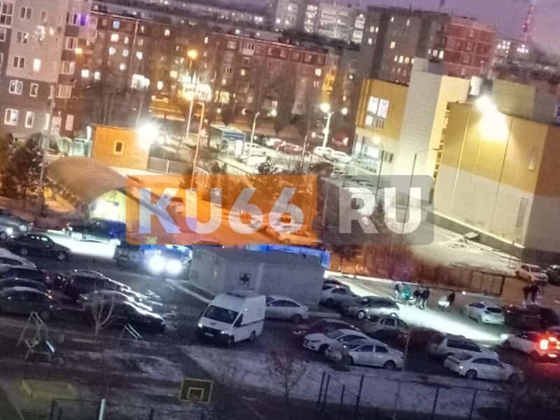 Мужчина угрожает спрыгнуть с седьмого этажа в Каменске-Уральском