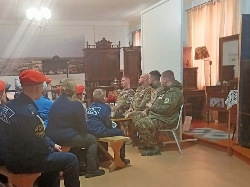 Диалоги с героями: ветераны боевых действий поделились опытом с каменскими кадетами