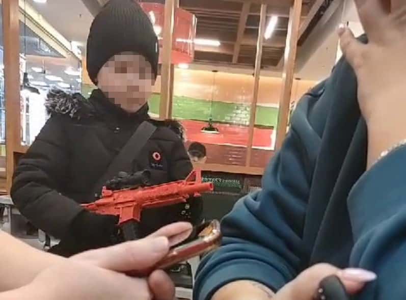 Продает игрушки: маленького мальчика-попрошайку заметили ночью в ТЦ Каменска-Уральского