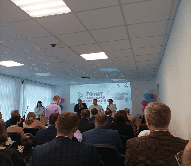 Представители «Завода «Исеть» поздравили филиал УРФУ в Каменске-Уральском с юбилеем