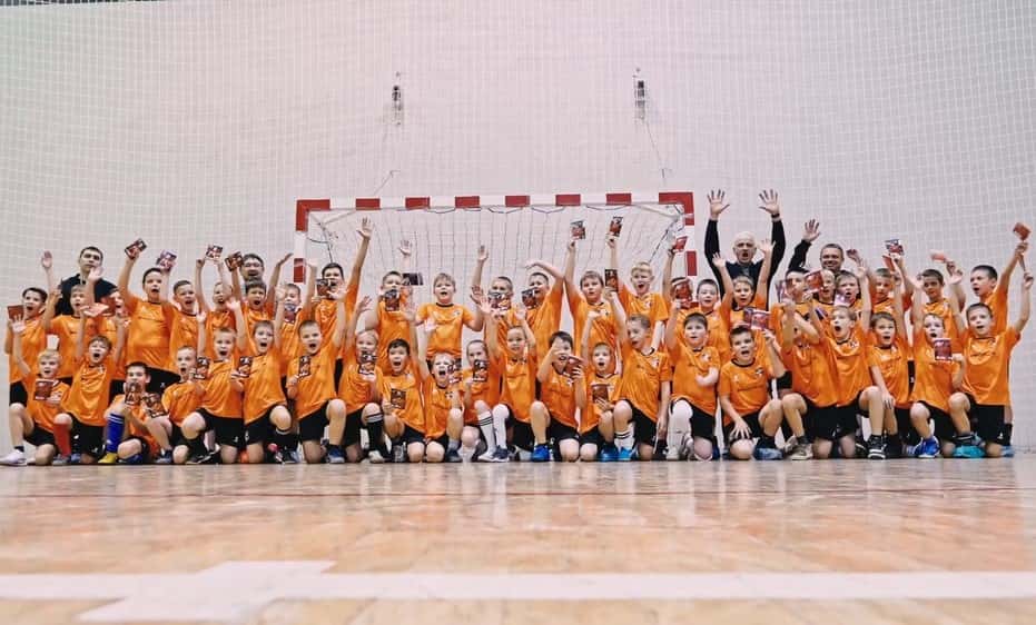 Юные футболисты Каменска-Уральского получили форму от ФК «Урал»