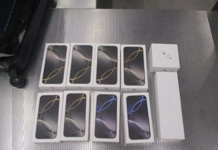 "Это подарки": таможенники в Екатеринбурге изъяли у пассажирки 15 новых iPhone