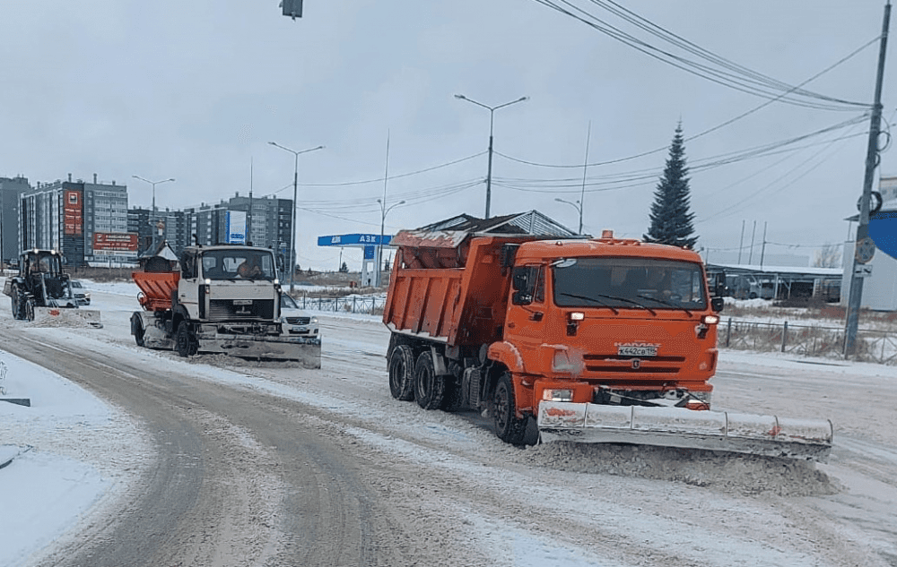 В Каменске-Уральском дорожники борются с последствиями снегопадов 