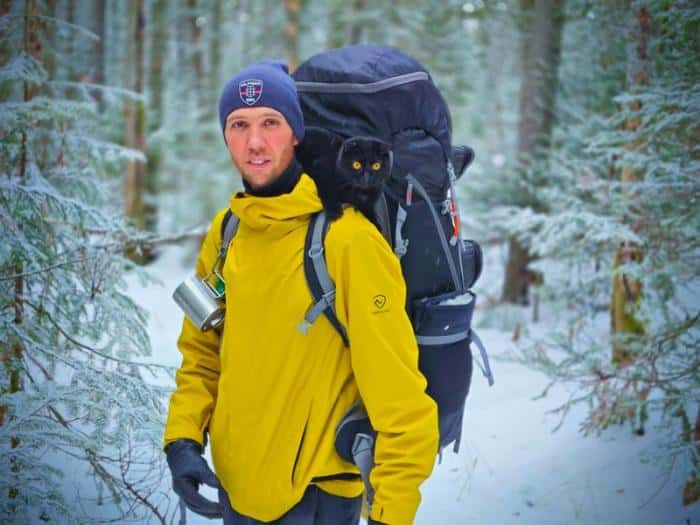 Альпинист вместе со своей кошкой Миледи покорил 13 вершин Алтая и Урала