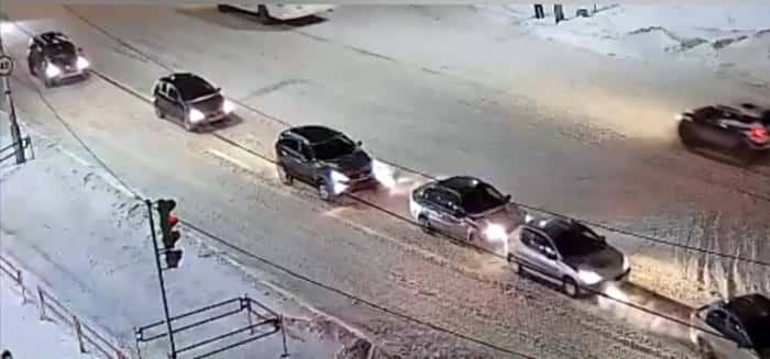 Массовое ДТП из трех машин произошло в Каменске-Уральском. Видео 