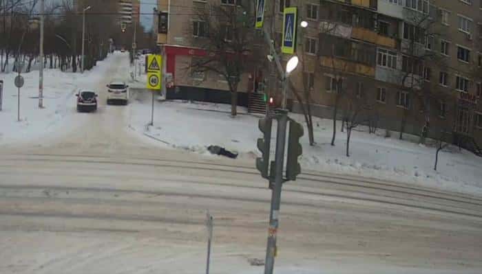 Житель Каменска-Уральского скончался, когда переходил дорогу. Видео