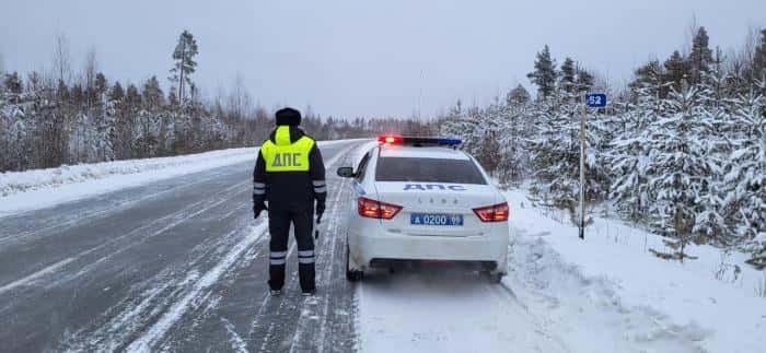 Свердловских водителей предупредили об опасности на трассах из-за снегопада 