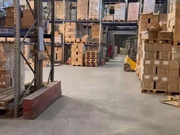 На подпольном складе в Екатеринбурге изъяли 200 тонн опасных консервов