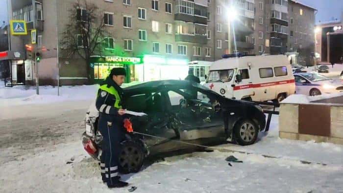 Вылетел из машины: в Свердловской области водитель врезался в скорую помощь 
