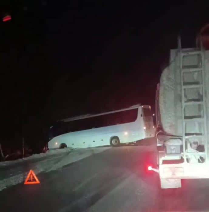 На свердловской трассе водитель автобуса съехал в кювет, чтобы спасти пассажиров 