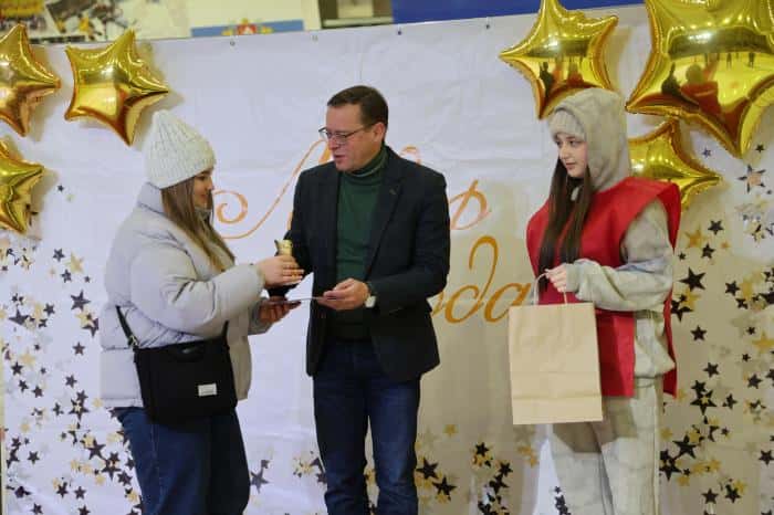 Мэр Каменска-Уральского вручил кубки молодежным лидерам года 