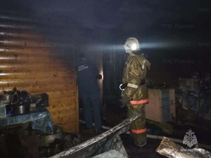 Ночной пожар в Каменске-Уральском: сгорели конюшня, баня и постройки